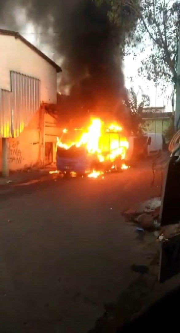 Park halindeki minibüs alev topuna döndü