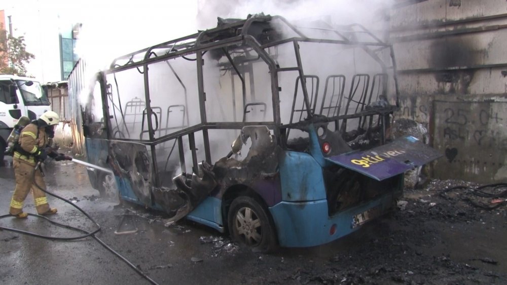 Park halindeki minibüs alev topuna döndü