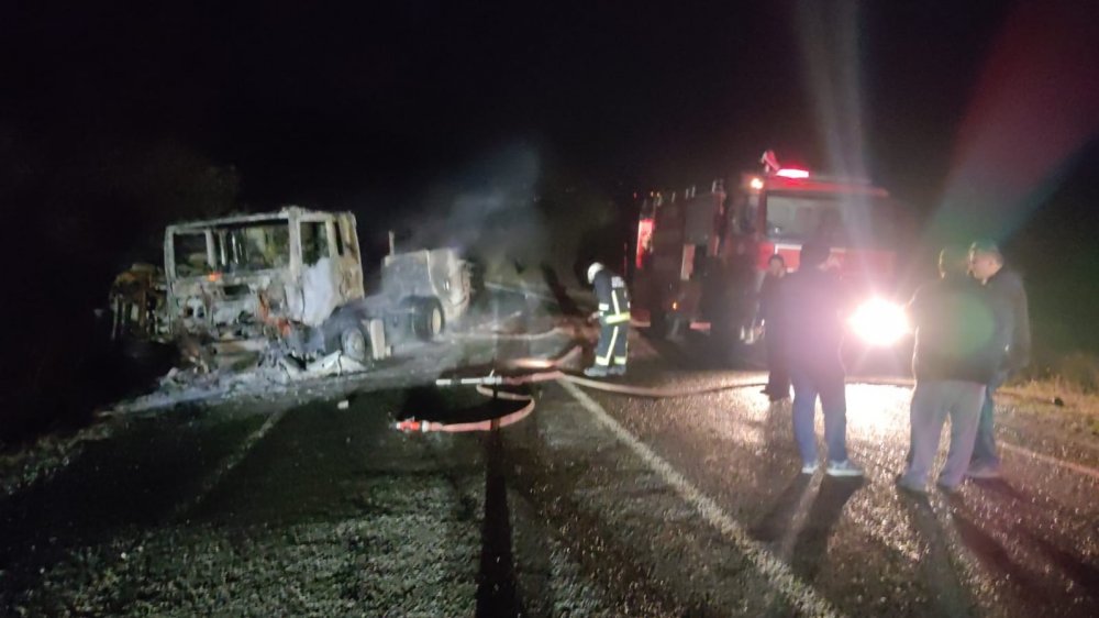 Sülfürik Asit yüklü tanker devrilerek alev alev yandı, yol güvenlik gereği kapatıldı