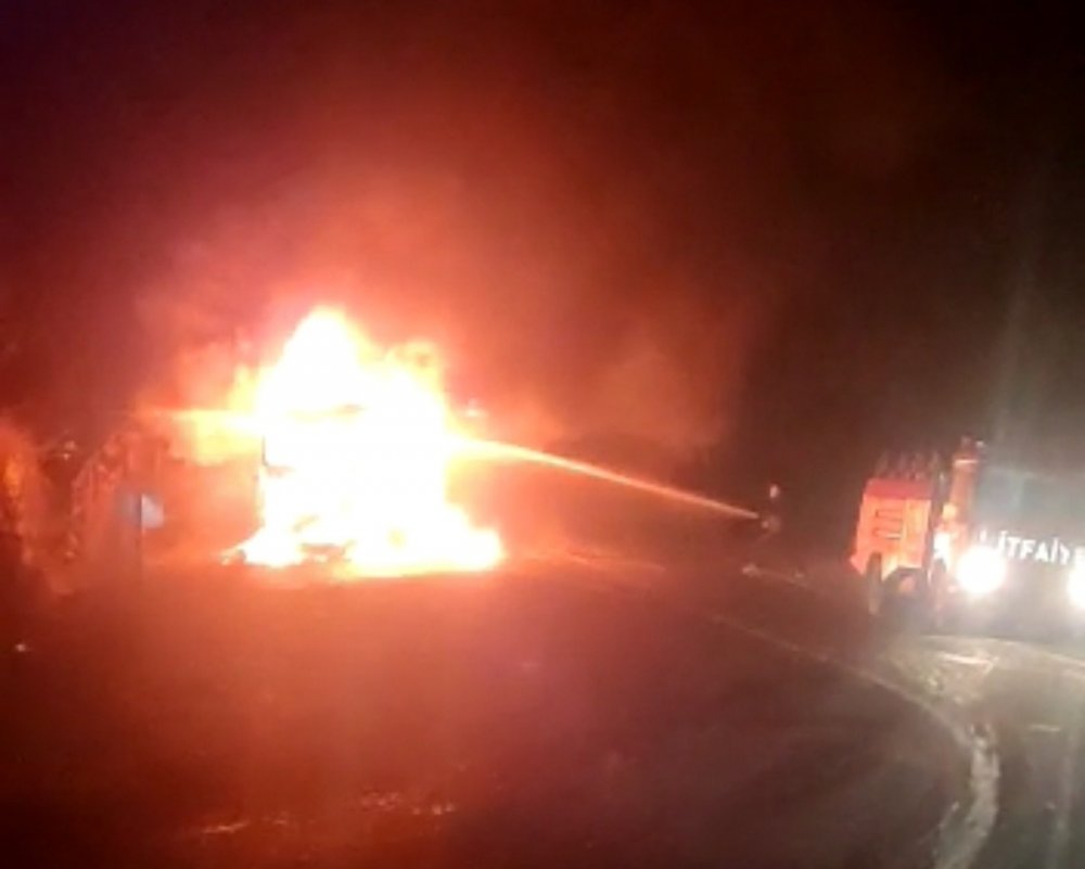 Sülfürik Asit yüklü tanker devrilerek alev alev yandı, yol güvenlik gereği kapatıldı