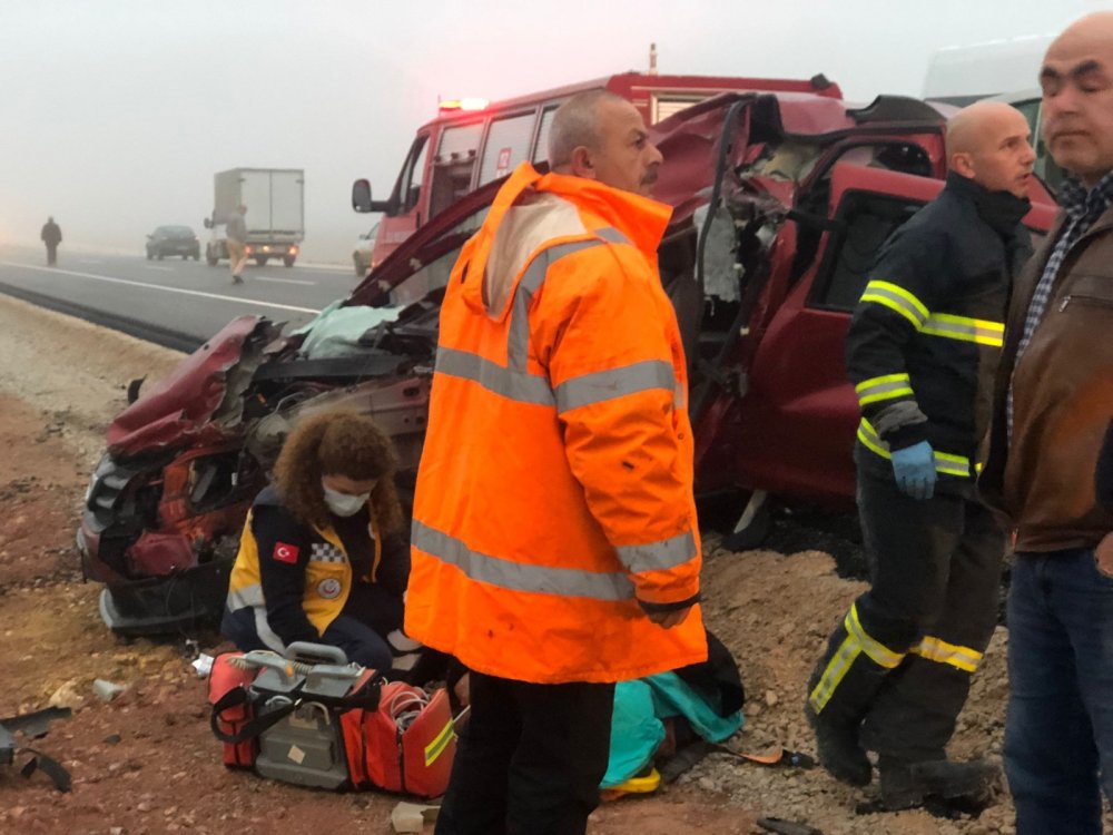 Yoğun sis kazaya neden oldu, okul servisiyle 2 otomobil çarpıştı: 1 ölü, 8 yaralı