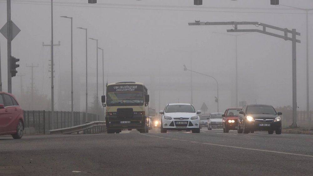 43 ilin geçiş güzergahında yoğun sis: Görüş mesafesi 40 metreye kadar düştü