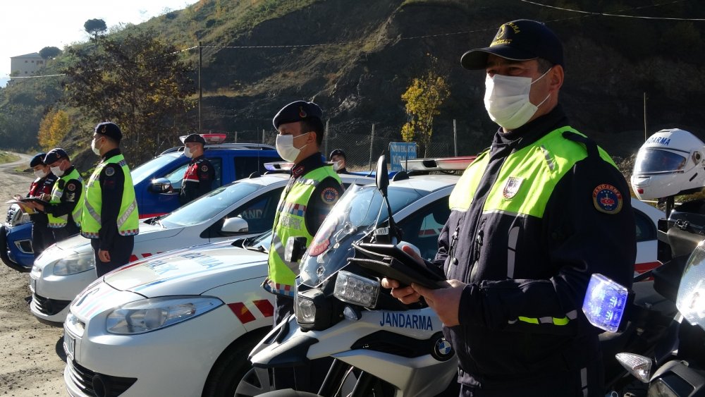 Jandarma minibüse yolcu gibi bindi, kurallara uymayan sürücüleri denetledi