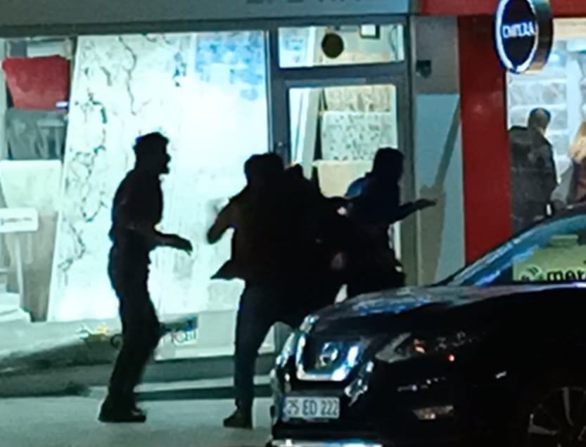 Cadde ortasında yumruklar havada uçuştu