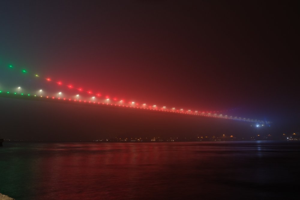 Fatih Sultan Mehmet Köprüsü, Azerbaycan bayrağı renkleri ile ışıklandırıldı