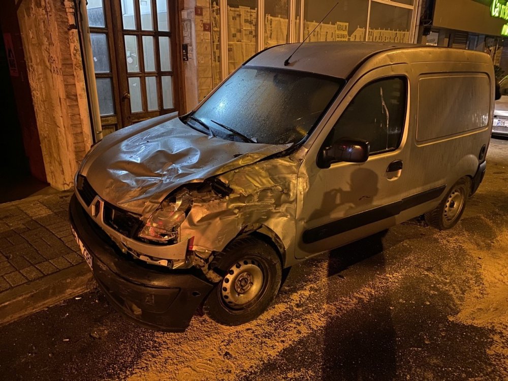 Üsküdar’da hızla ters yöne giren otomobil sürücüsü dehşet saçtı: 1 yaralı