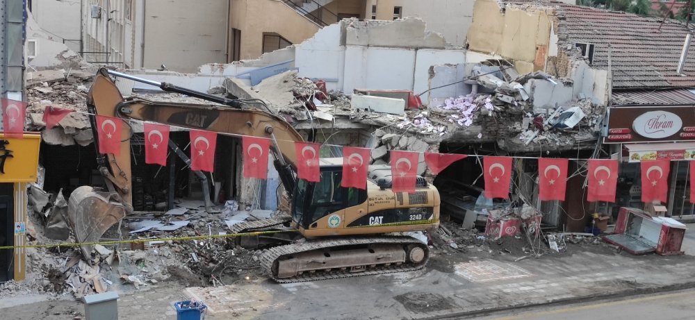 Çöken binadaki hasar,  gün ağarınca ortaya çıktı