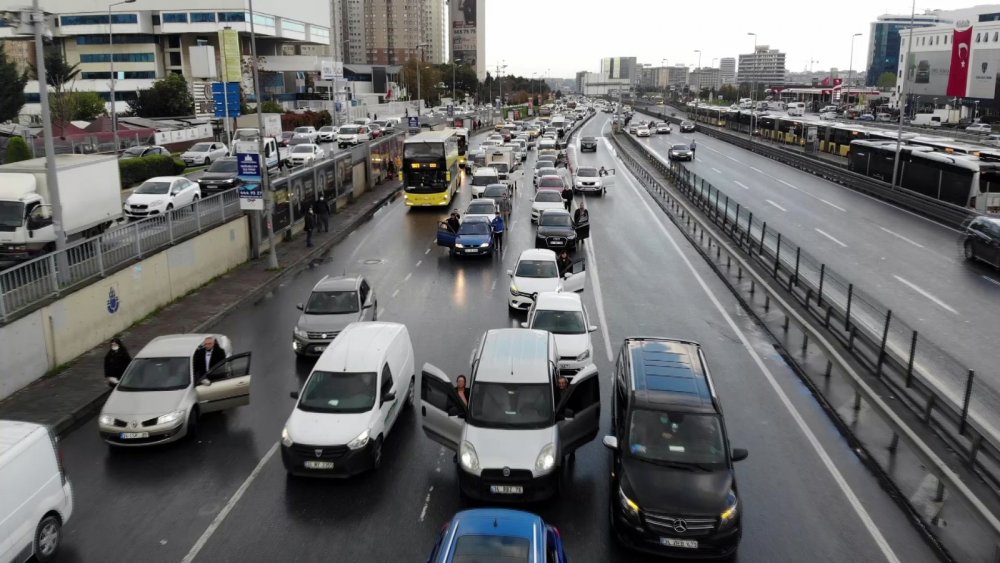 E5’te Ata’ya saygı duruşu havadan görüntülendi