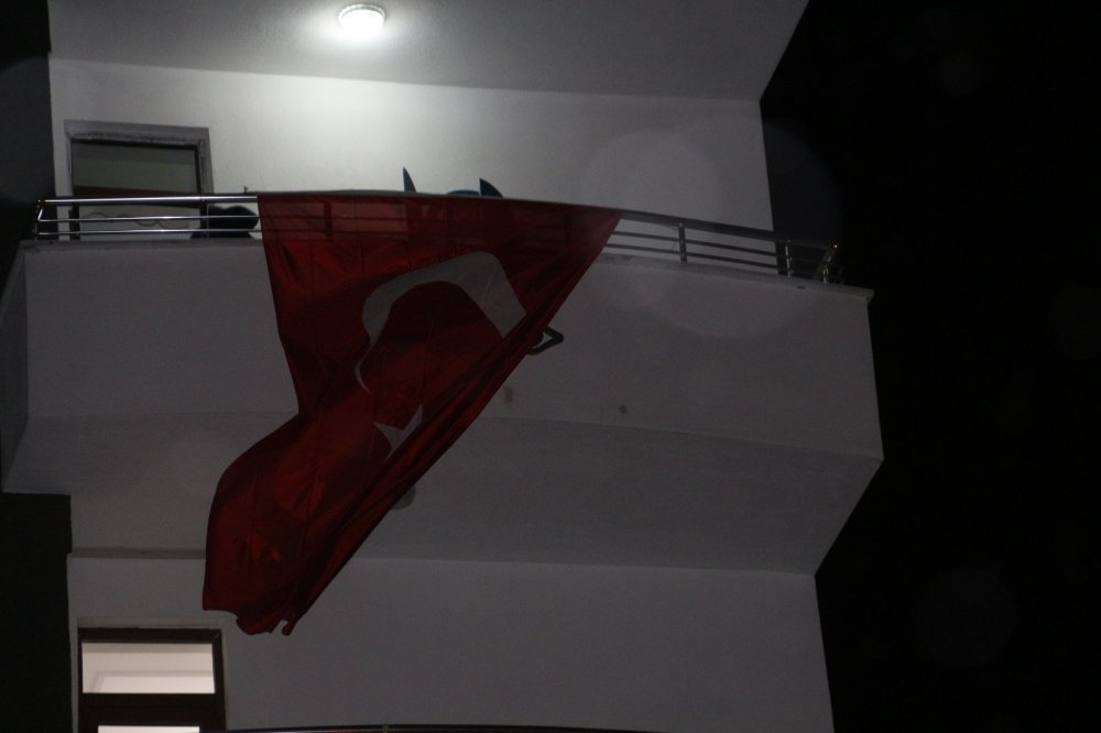 Şehidin baba ocağı Türk bayraklarıyla donatıldı