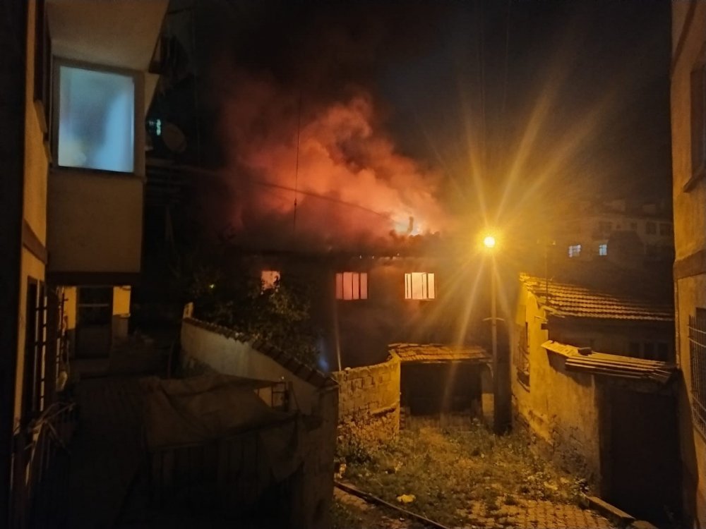 Son 2 yılda kimsenin oturmadığı iki katlı ev yandı