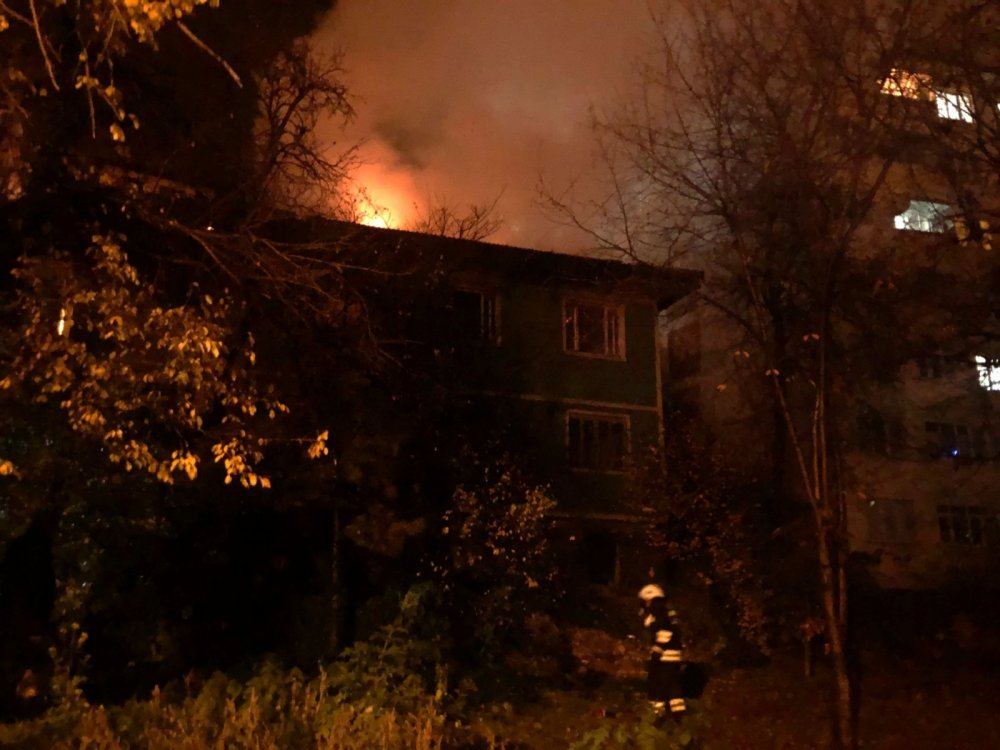 Son 2 yılda kimsenin oturmadığı iki katlı ev yandı