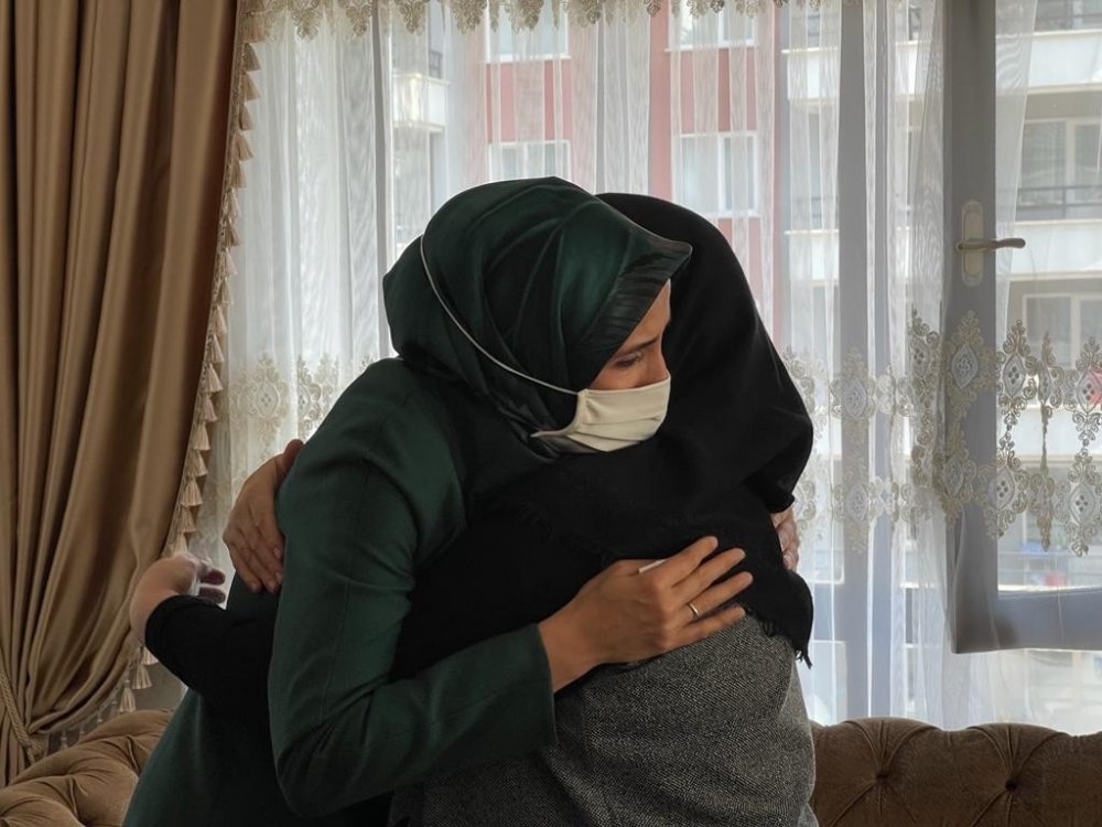 Sümeyye Erdoğan Bayraktar’dan Başak Cengiz’in ailesine taziye ziyareti