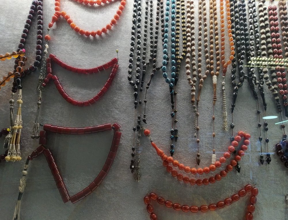 30 milyon yıllık fosillerden yapılan kehribar tespihler 70 bin liraya satılıyor