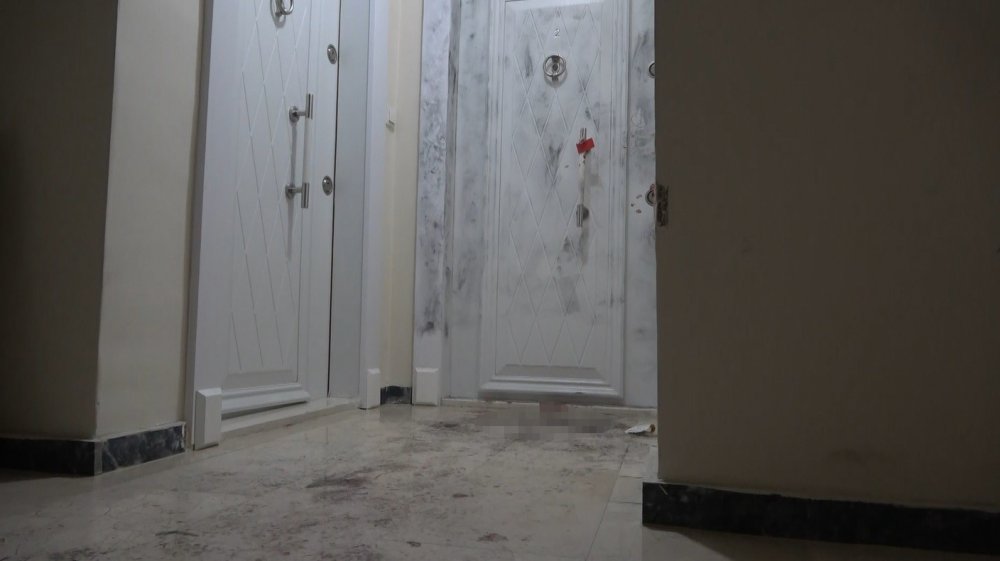 Arnavutköy’de korkunç cinayet: Kan izleri dairenin dışında da görüldü