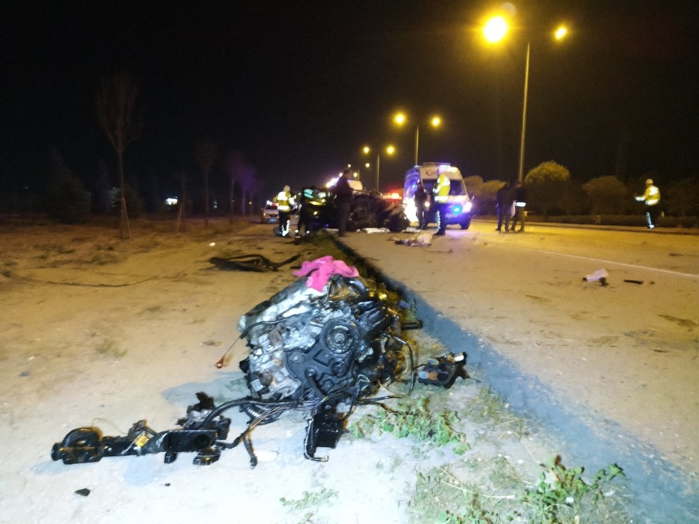 Direğe çarpan otomobilin hız kadranı 230’da takılı kaldı: 3 ölü, 3 yaralı