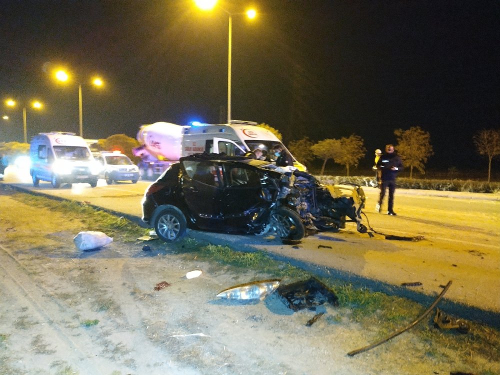 Direğe çarpan otomobilin hız kadranı 230’da takılı kaldı: 3 ölü, 3 yaralı