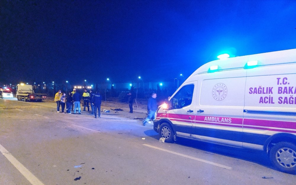 Direğe çarpan otomobilin hız kadranı 230’da takılı kaldı: 3 ölü, 3 yaralı