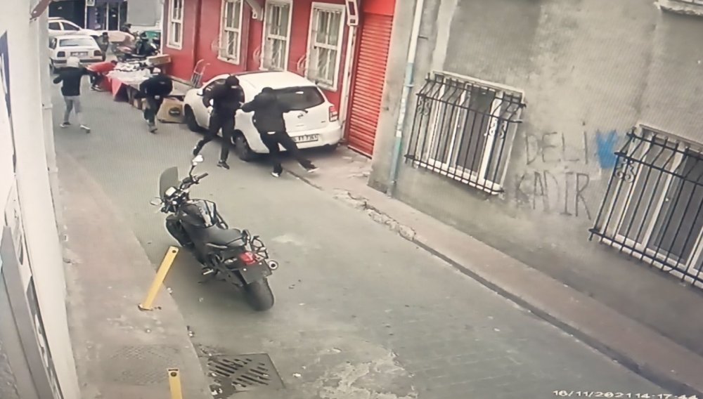 Kasımpaşa’da silahlı çatışma kamerada: Siper alıp birbirlerine kurşun yağdırdılar