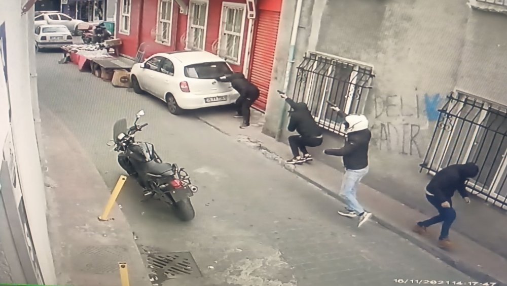 Kasımpaşa’da silahlı çatışma kamerada: Siper alıp birbirlerine kurşun yağdırdılar