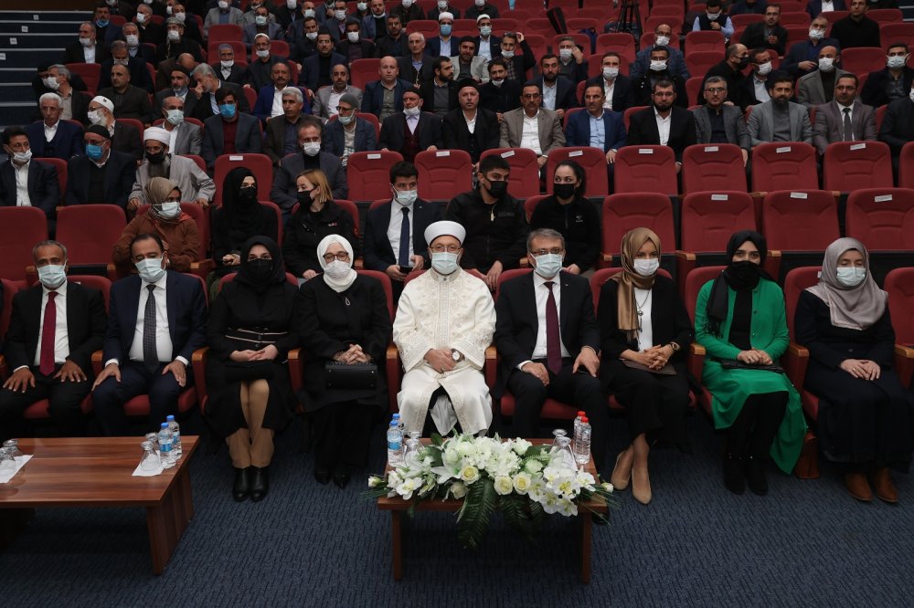 Diyanet İşleri Başkanı Erbaş: “Samimiyet için, başkalarının iyiliği adına çalışmaktan huzur duymalıyız”