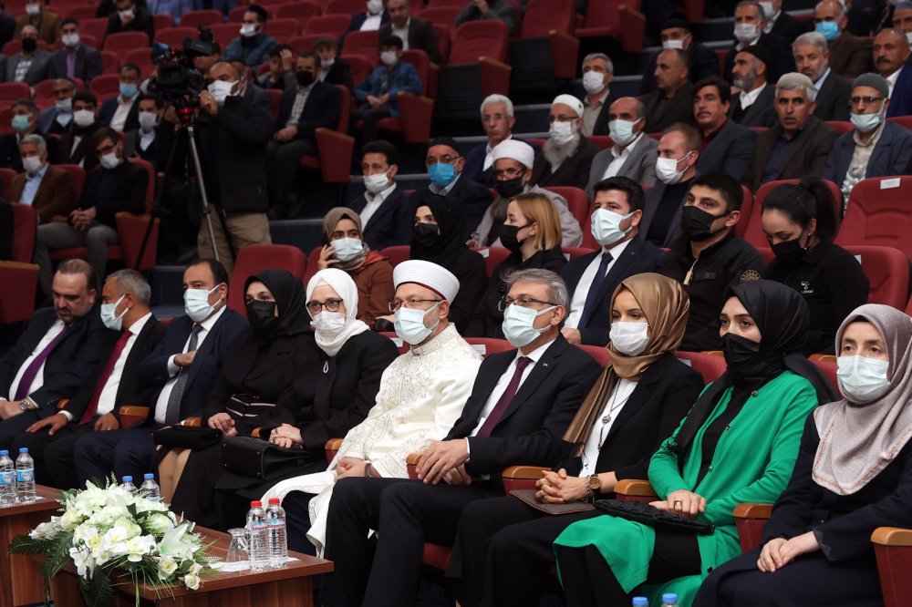 Diyanet İşleri Başkanı Erbaş: “Samimiyet için, başkalarının iyiliği adına çalışmaktan huzur duymalıyız”