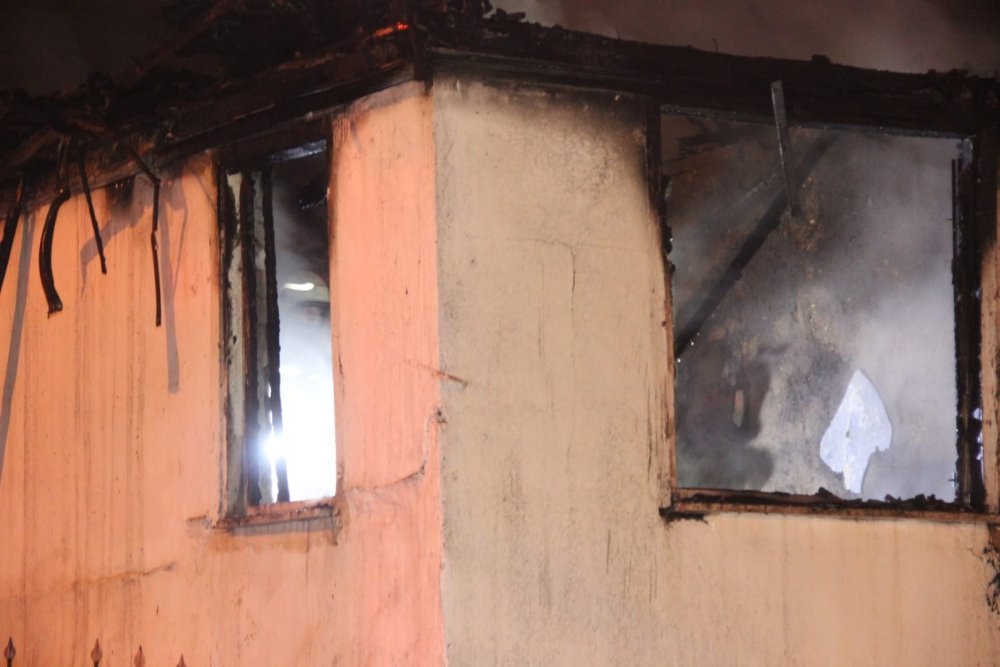 İki katlı ev alev alev yandı, yaşlı adam hayatını kaybetti