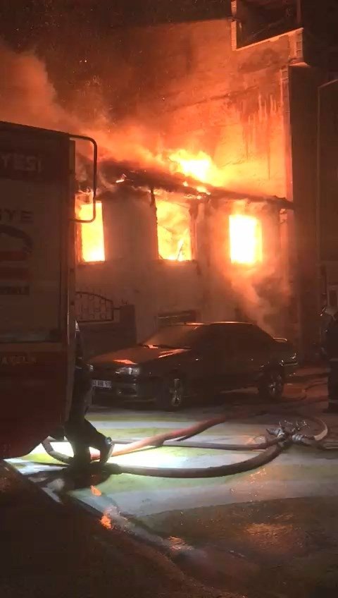 İki katlı ev alev alev yandı, yaşlı adam hayatını kaybetti