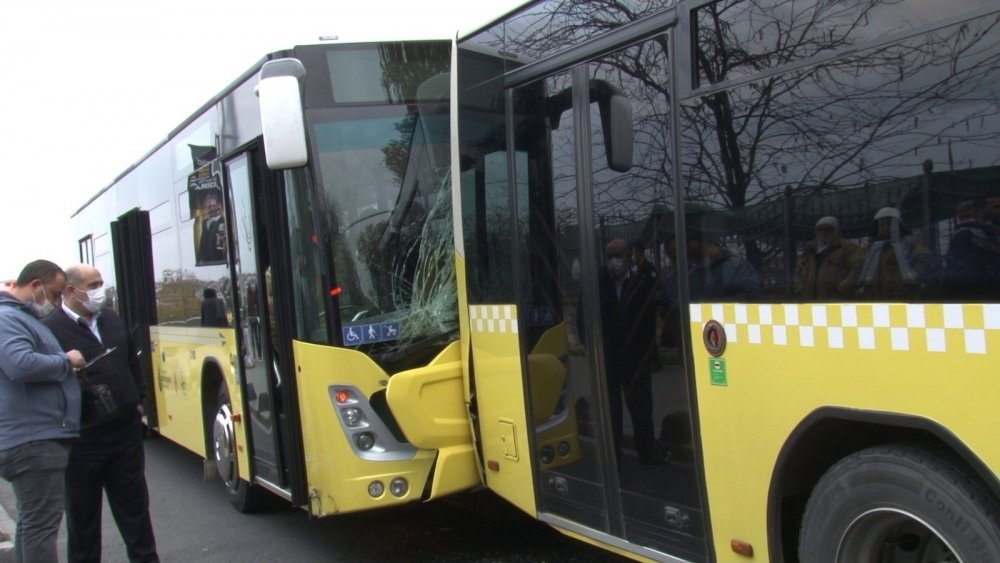 Üsküdar’da iki İETT otobüsü birbirine girdi, şoför yaralandı