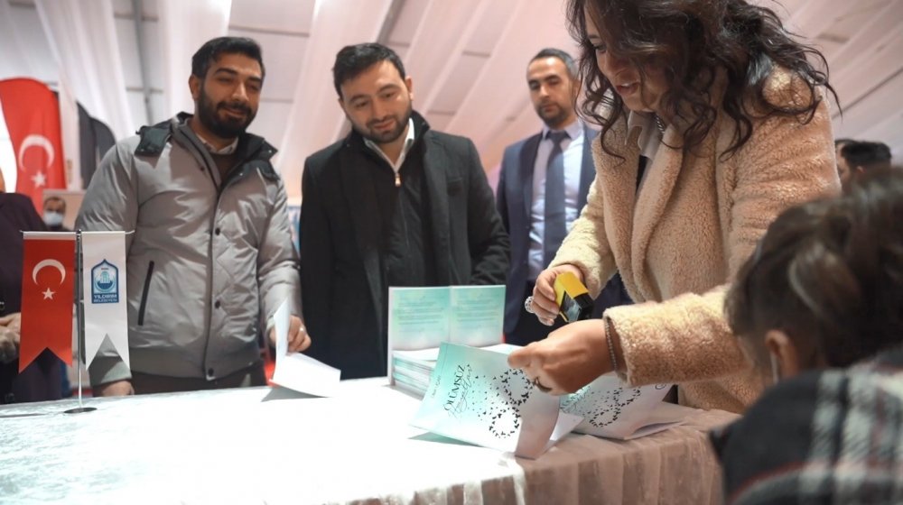 Burnu ile kitap yazdı, okurlarına imzaladı