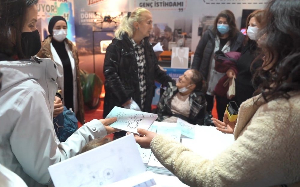 Burnu ile kitap yazdı, okurlarına imzaladı