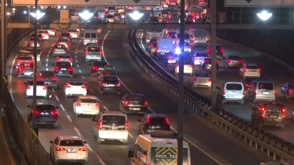 Okullar açıldı, trafik yoğunluğu arttı