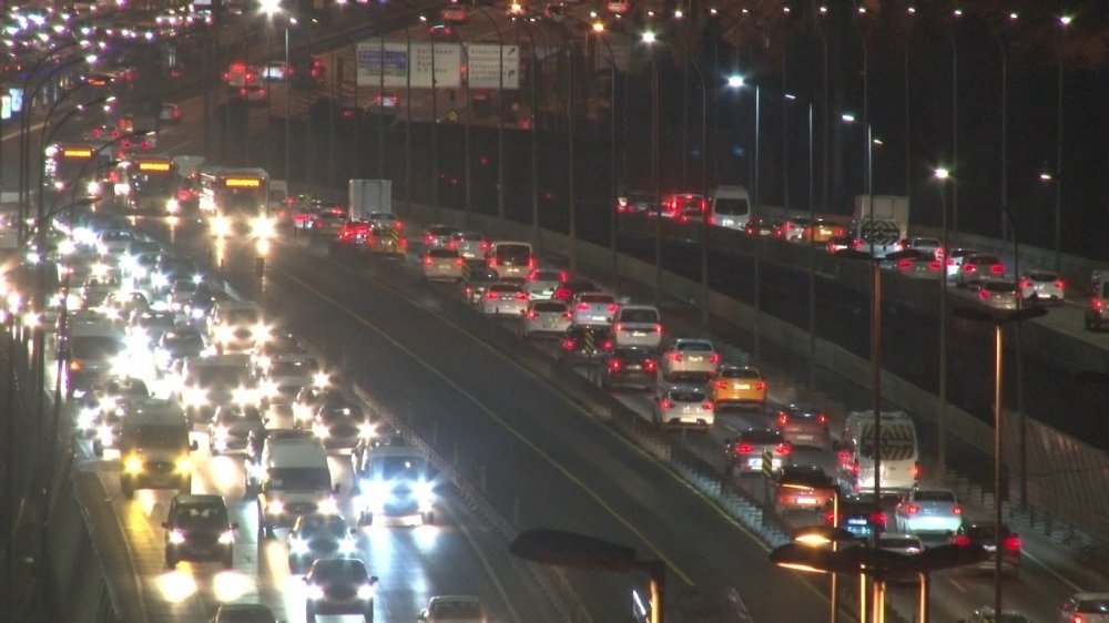 Okullar açıldı, trafik yoğunluğu arttı