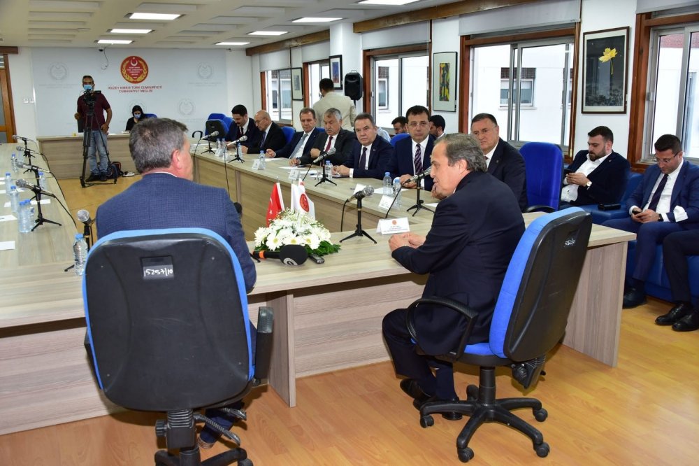 CHP’li belediye başkanları KKTC’de siyasi partiler ile bir araya geldi