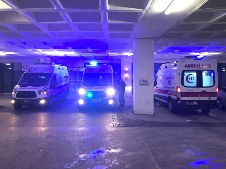 Göçmenleri taşıyan minibüs devrildi: 16 yaralı