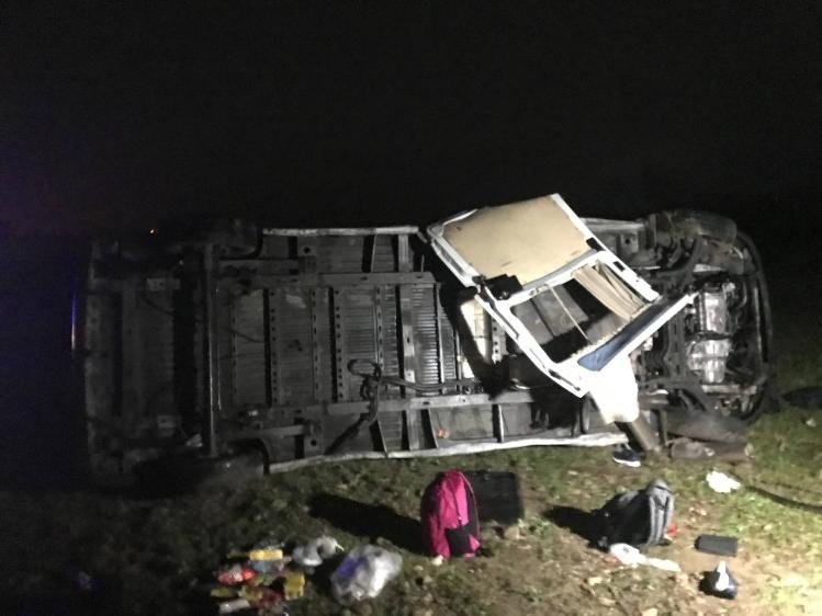 Göçmenleri taşıyan minibüs devrildi: 16 yaralı