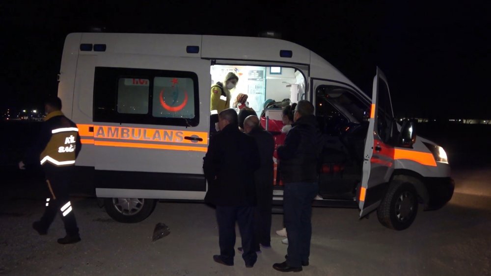 Otomobil yola fırlayan domuza çarptı: 3 yaralı