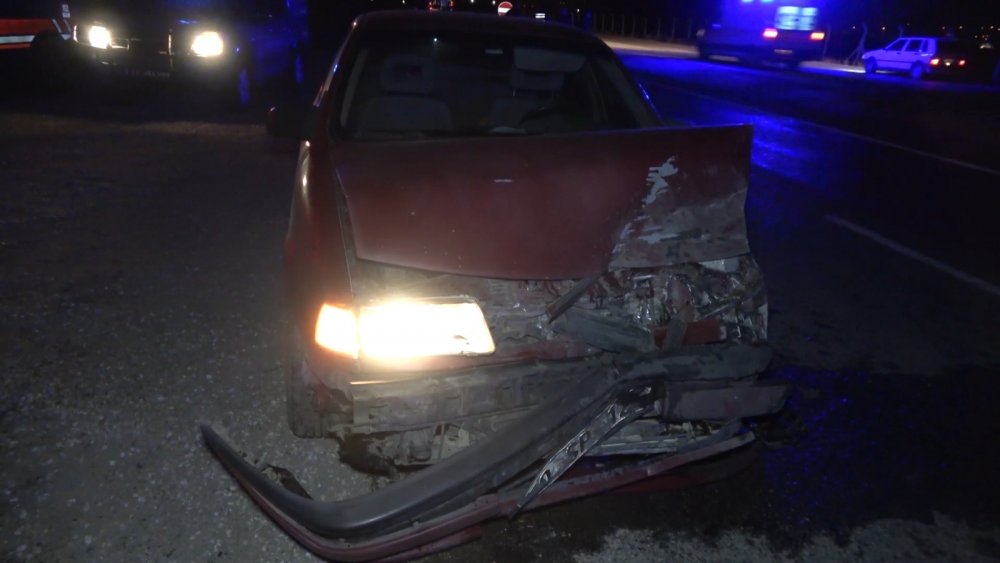 Otomobil yola fırlayan domuza çarptı: 3 yaralı