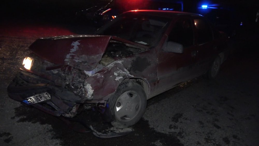 Otomobil yola fırlayan domuza çarptı: 3 yaralı