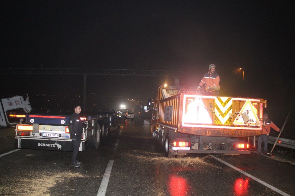 Yağışlı havada kontrolden çıkan tırın kupası ikiye bölündü