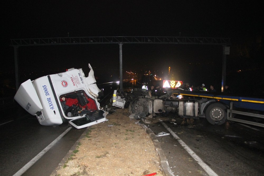 Yağışlı havada kontrolden çıkan tırın kupası ikiye bölündü