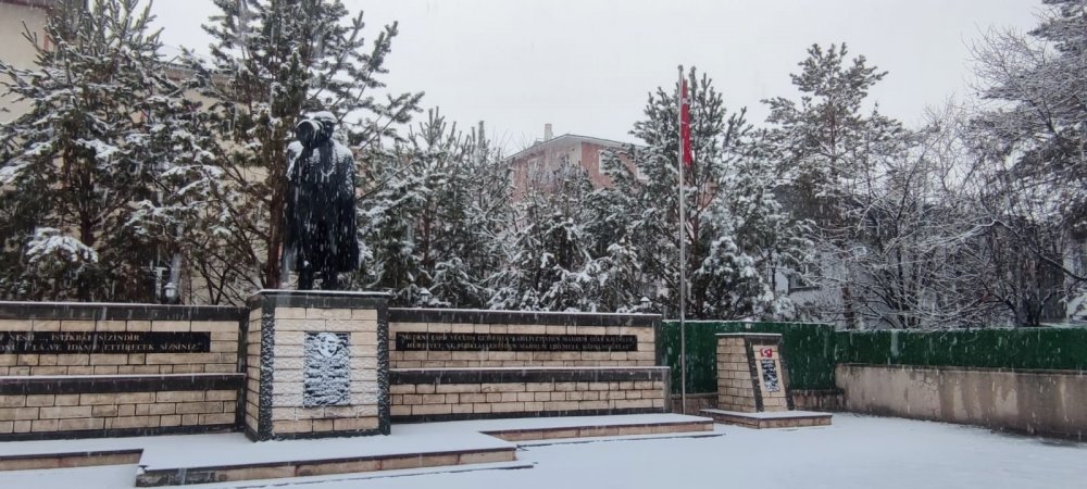 Aşkale güne kar yağışı ile başladı