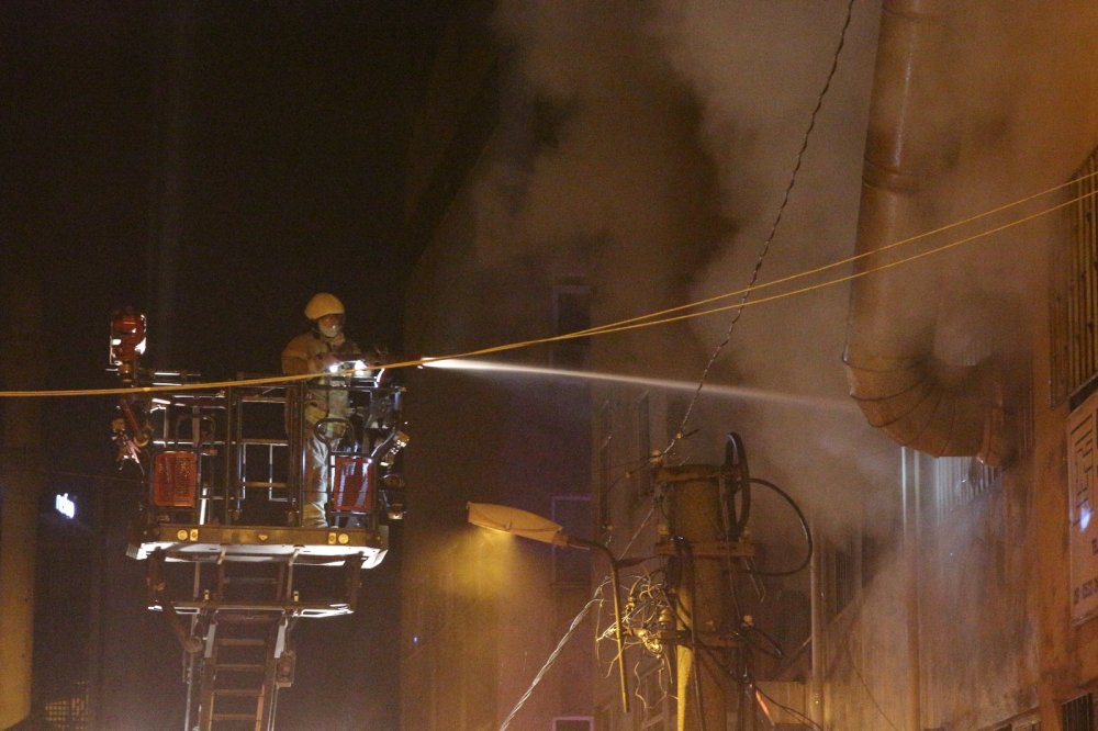 Kâğıthane’de mobilya imalathanesinde yangın