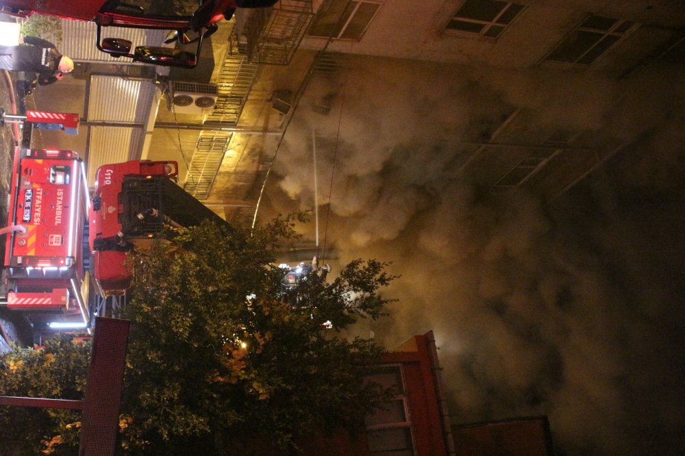 Kâğıthane’de mobilya imalathanesinde yangın
