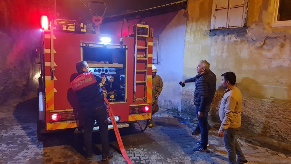 Tire’de müstakil ev çıkan yangında küle döndü