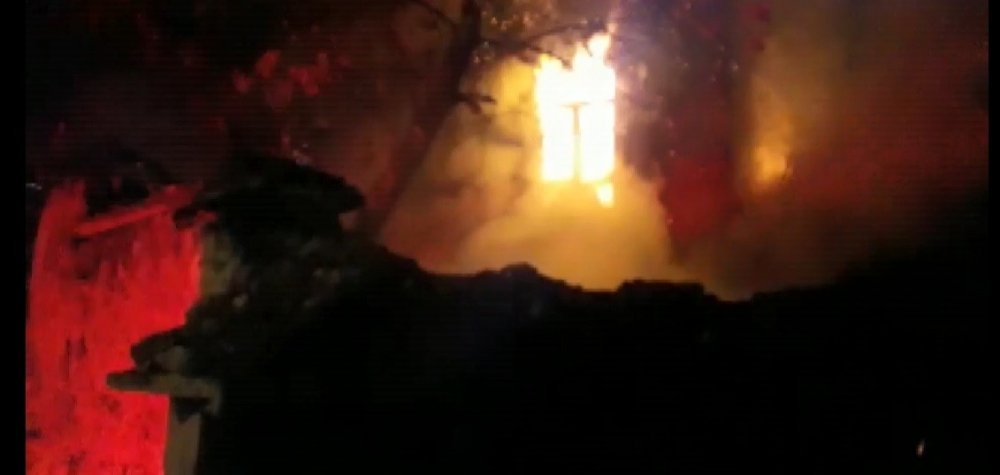 Erzurum'da Alevler 2 Katlı Metruk Binayı Kül Etti