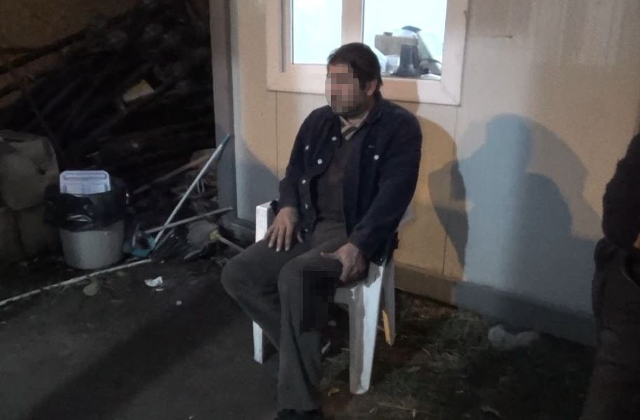 Gurbette kendisini bıçaklayan arkadaşının yerini gizlemeye çalıştı