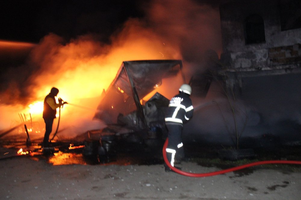 Lastikçi alev alev yandı