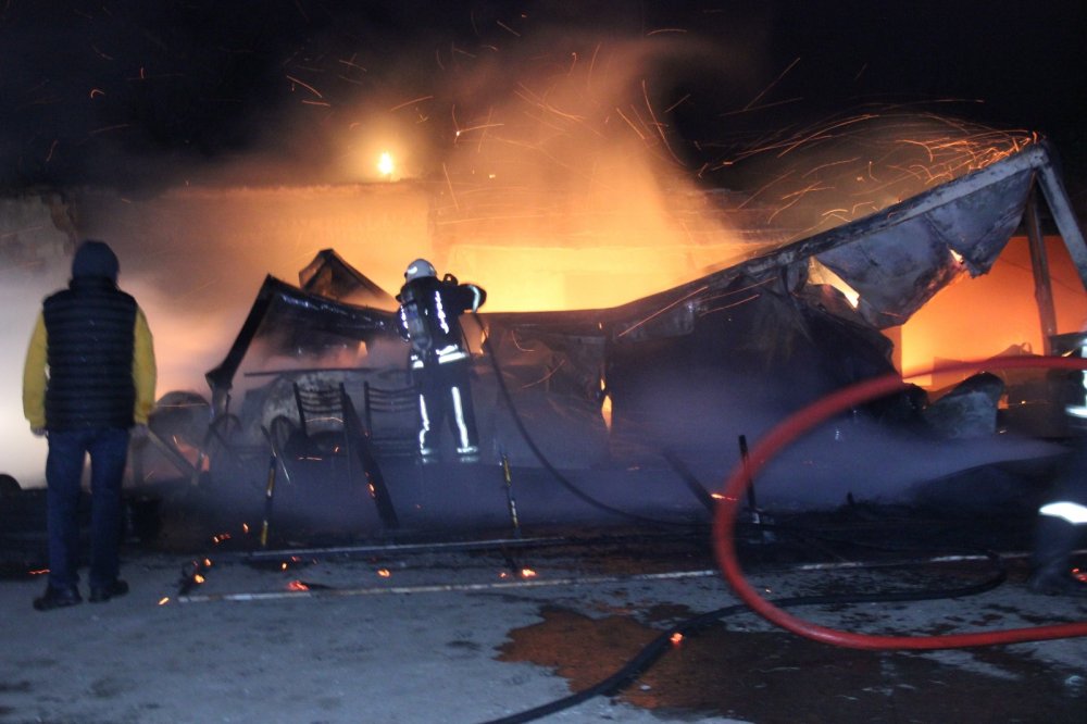 Lastikçi alev alev yandı