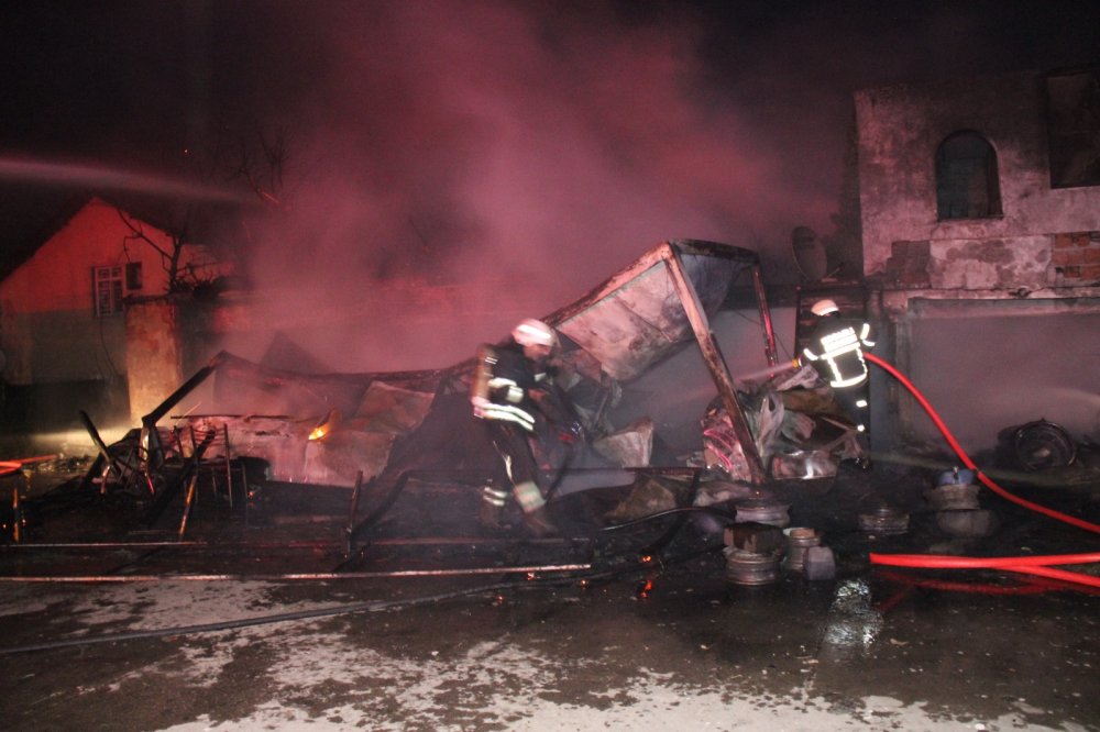 Lastikçi alev alev yandı