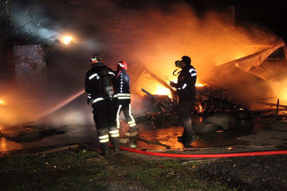 Lastikçi alev alev yandı